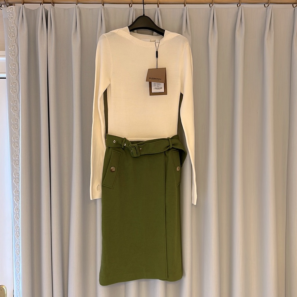 Brand new, never worn, white & green women’s Burberry sweater dress, size US 8